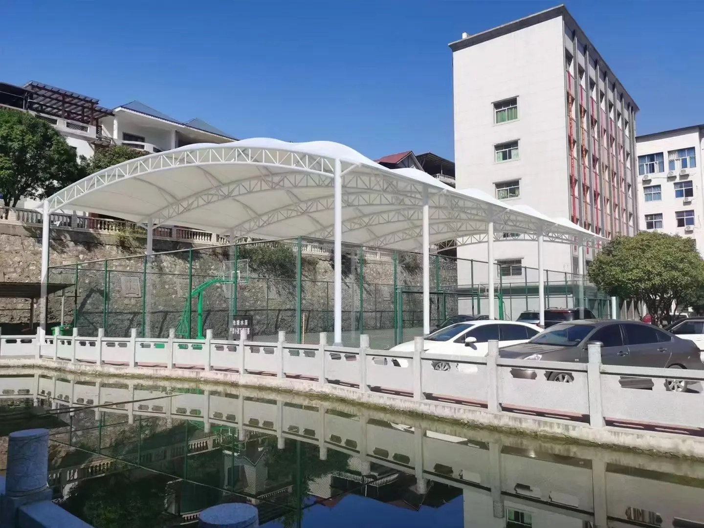 贵州花溪园区停车棚总在漏水生锈？源头膜结构厂家：按本地气候选材，避开三大坑