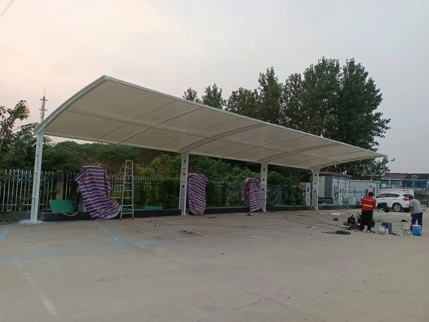 贵州花溪膜结构工程科普：山地多雨强紫外线环境，停车棚选材别只看低价